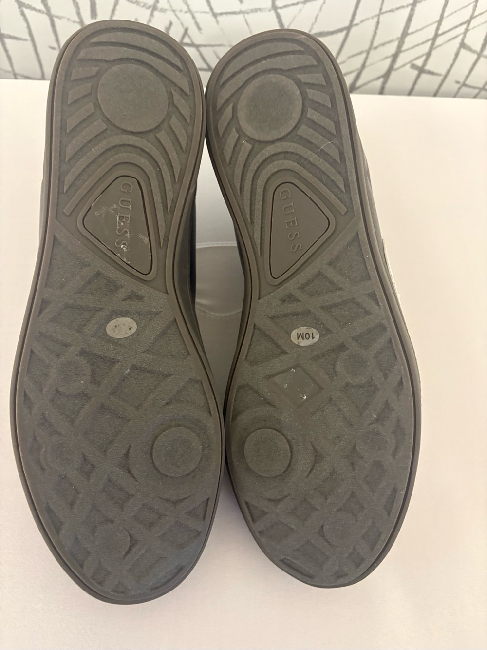 Guess Men's Borge sneakers in black featuring a large "G" logo. - Picture 9 of 10